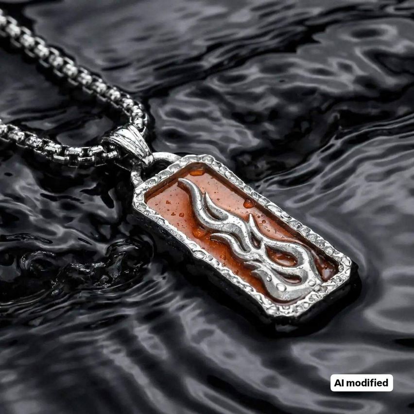 Eine silberne Halskette mit Flammendesign und Bernsteinmitte, die auf einer dunklen Oberfläche schwimmt.