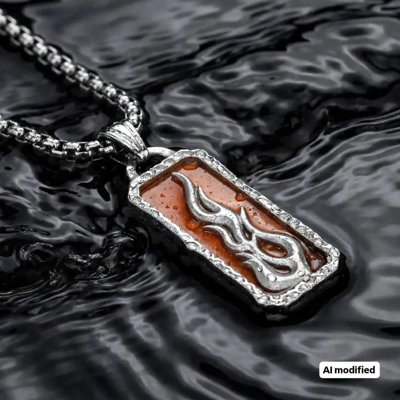 Eine silberne Halskette mit Flammendesign und Bernsteinmitte, die auf einer dunklen Oberfläche schwimmt.