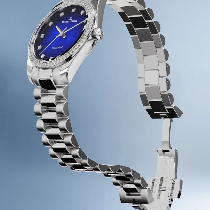 Eine silberne Armbanduhr mit blauem Zifferblatt und Diamantbesatz auf der Lünette. Die Uhr hat ein einzigartiges, gekämmtes Armband.