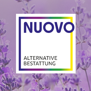 Ein weißes Quadrat mit gelbem Rand enthält die Wörter 'NUOVO' und 'Alternative Bestattung' in Fettdruck. Der Hintergrund ist ein lilafarbener Verlauf mit Lavendelblüten.
