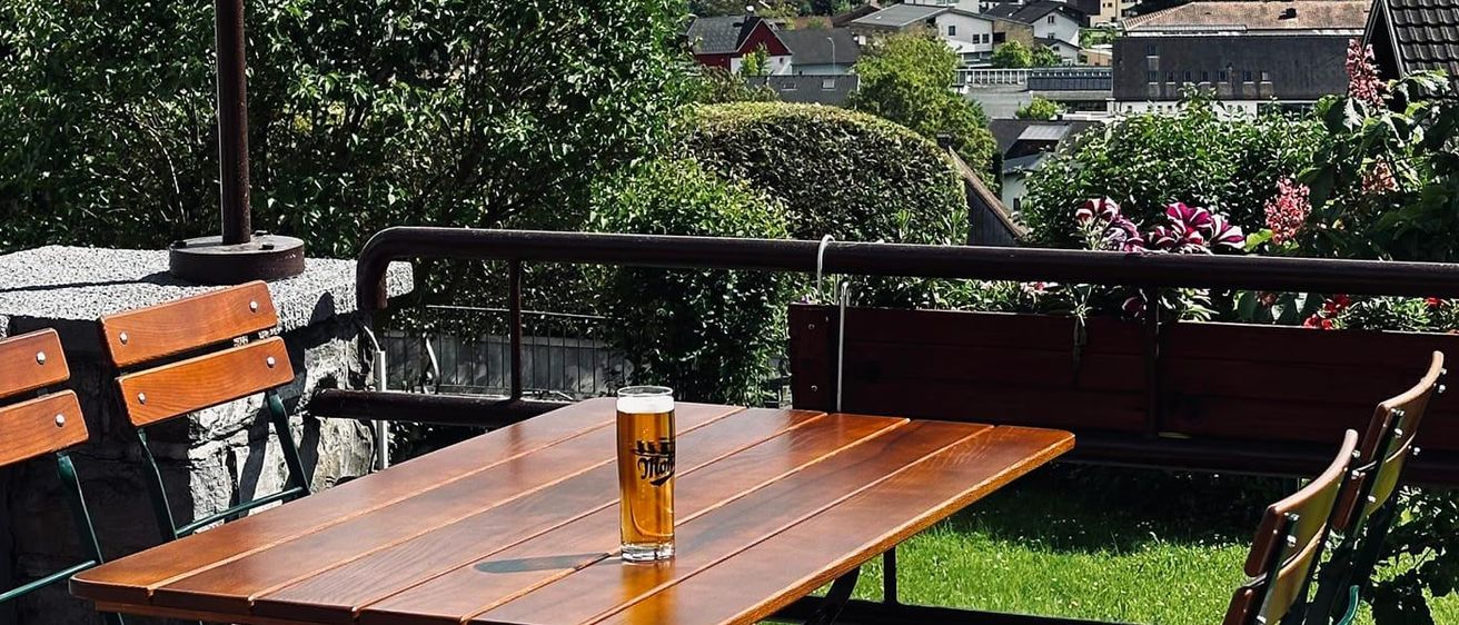 Bild enthält, Nature, Outdoors, Scenery, Chair, Furniture, Urban, Countryside, Alcohol, Tabletop, Beer