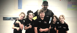 Bild enthält, People, Person, Shoe, Shorts, T-Shirt, Photography, Sneaker, Portrait, Adult, Man