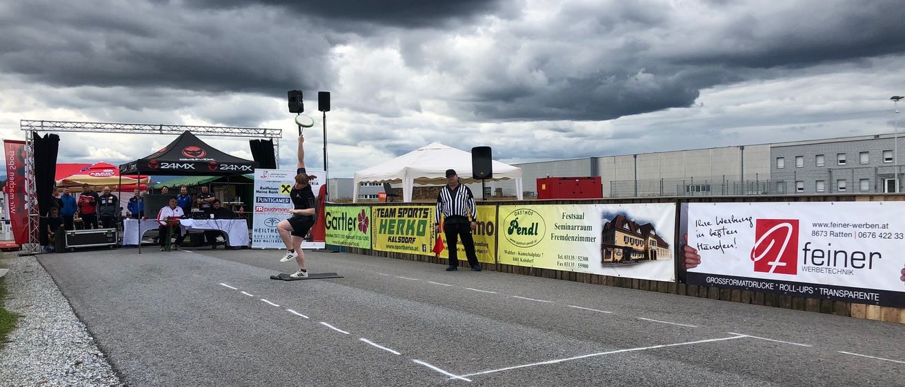 Bild enthält, City, Road, Street, Urban, Person, Shoe, Speaker, Tent, Walking, Desk