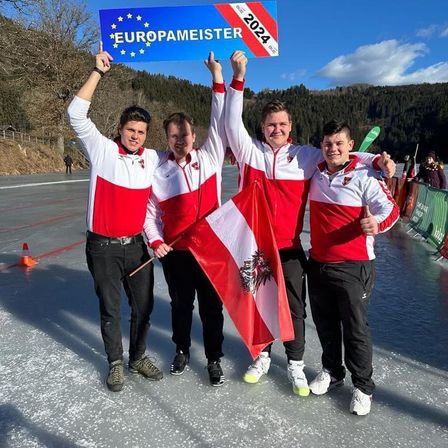 Bild enthält, Person, Boy, Male, Teen, Clothing, Footwear, Shoe, Flag, Face, Head