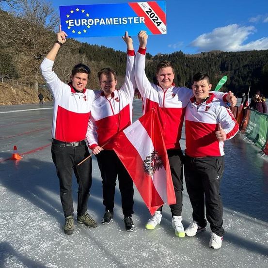 Bild enthält, Person, Boy, Male, Teen, Clothing, Footwear, Shoe, Flag, Face, Head