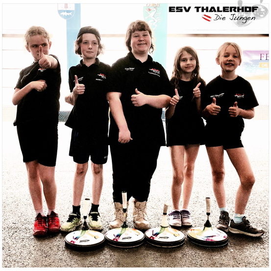 Bild enthält, People, Person, Shorts, Shoe, T-Shirt, Sneaker, Finger, Adult, Female, Woman