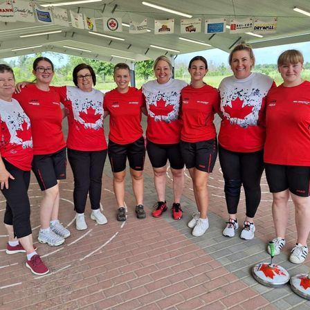Bild enthält, T-Shirt, People, Person, Boy, Male, Teen, Shoe, Shorts, Groupshot, Glasses