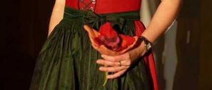 Bild enthält, Necklace, Lady, Person, Adult, Female, Woman, Vest, Corset