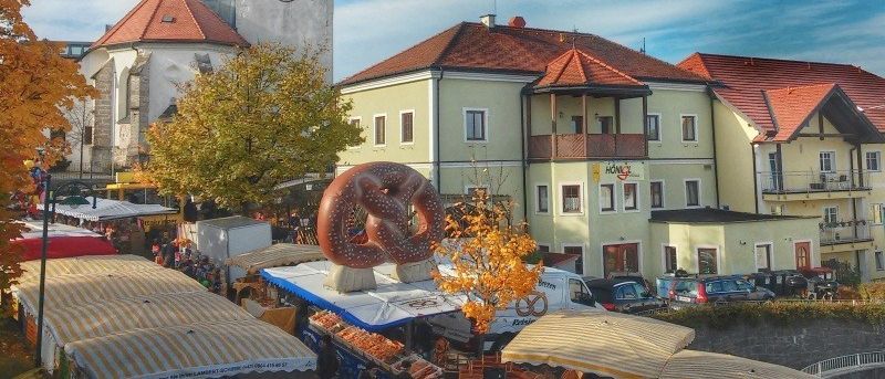 Bild enthält, Neighborhood, Shelter, City, Bell Tower, Clock Tower, Street, Urban, Potted Plant, Spire, Cathedral