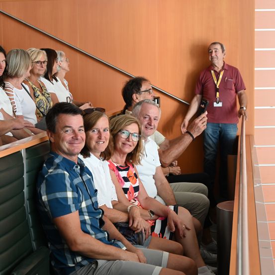 Bild enthält, Adult, Female, Person, Woman, People, Male, Man, Face, Head, Glasses