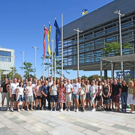 Bild enthält, Architecture, Building, College, Person, Clothing, Jeans, Pants, Shorts, Footwear, Shoe