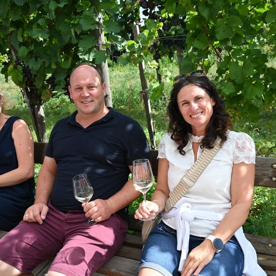 Bild enthält, Nature, Outdoors, Countryside, Rural, Sunglasses, Farm, Adult, Male, Man, Person