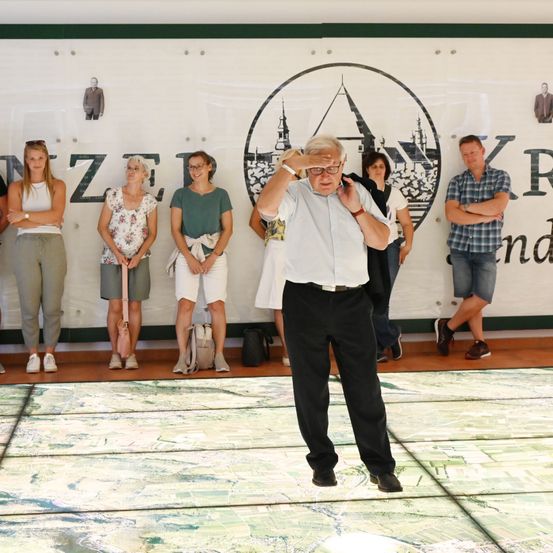 Bild enthält, Person, People, Shoe, Adult, Male, Man, Shorts, Floor, Jeans, Sword