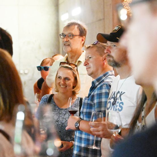 Bild enthält, Adult, Female, Person, Woman, Male, Man, Glass, Face, Glasses, Party