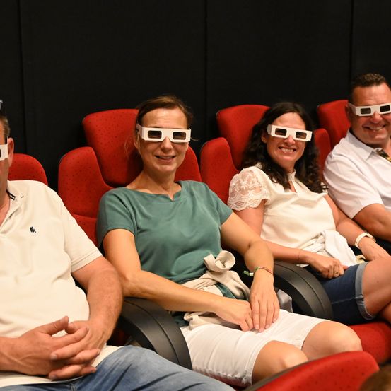 Bild enthält, Couch, People, Person, Adult, Female, Woman, Male, Man, Sunglasses, Glasses