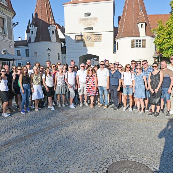 Bild enthält, People, Person, Road, Pants, Path, Cobblestone, College, Shorts, City, Jeans