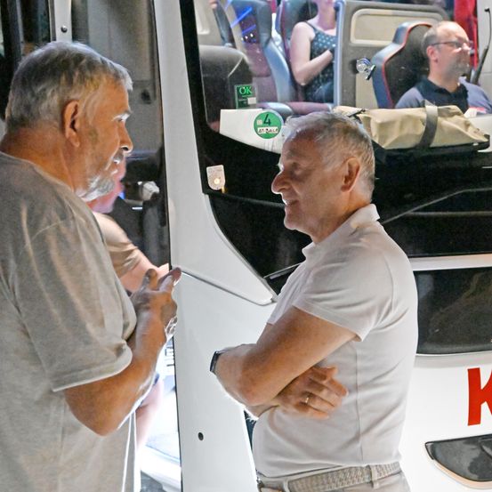 Bild enthält, Adult, Male, Man, Person, Female, Woman, Face, Head, Finger, Car