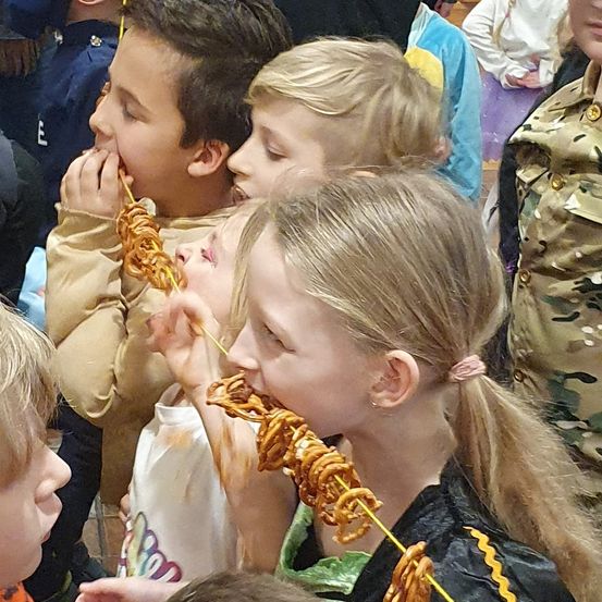 Bild enthält, Child, Female, Girl, Person, Boy, Male, Adult, Woman, Head, Face