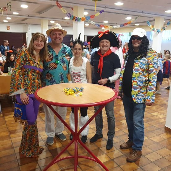 Bild enthält, Dining Room, Dining Table, Table, People, Photography, Portrait, Lighting, Pants, Restaurant, Shelter