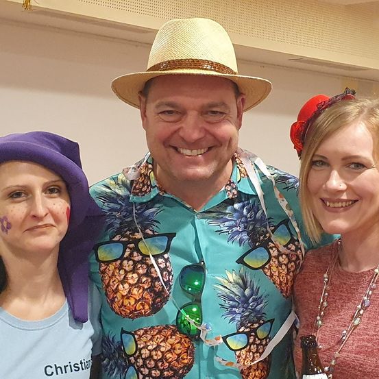 Bild enthält, Person, Photography, Portrait, Necklace, Blouse, Hat, Glasses, Adult, Female, Woman