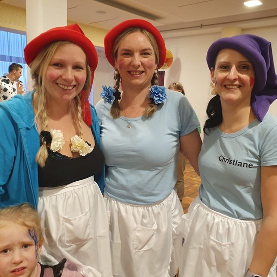 Bild enthält, Person, Photography, Portrait, Costume, Blouse, Hat, People, Adult, Female, Woman