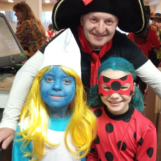 Bild enthält, Costume, Person, Face, Photography, Portrait, Adult, Female, Woman, Glasses, Hat