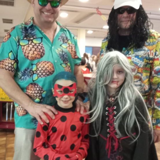 Bild enthält, Costume, Person, Photography, Portrait, Glasses, Hat, Adult, Female, Woman, People