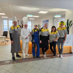 Bild enthält, Potted Plant, People, Person, Groupshot, Table, Adult, Male, Man, Female, Woman