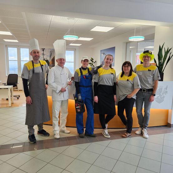 Bild enthält, Potted Plant, People, Person, Groupshot, Table, Adult, Male, Man, Female, Woman