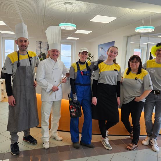 Bild enthält, People, Person, Jeans, Adult, Male, Man, Female, Girl, Teen, Woman