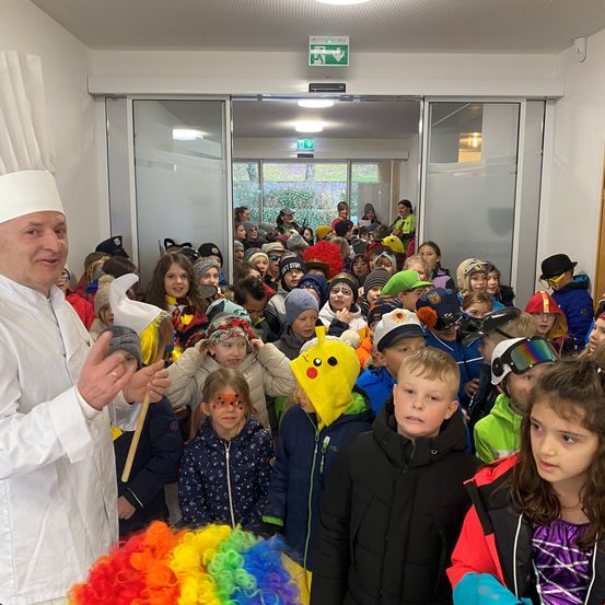 Bild enthält, People, Person, Child, Female, Girl, Adult, Male, Man, Boy, Face