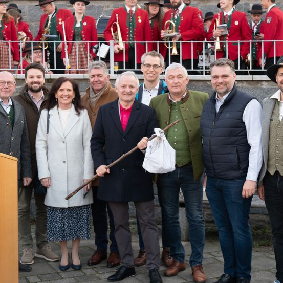 Bild enthält, People, Person, Coat, Jeans, Jacket, Adult, Male, Man, Female, Woman