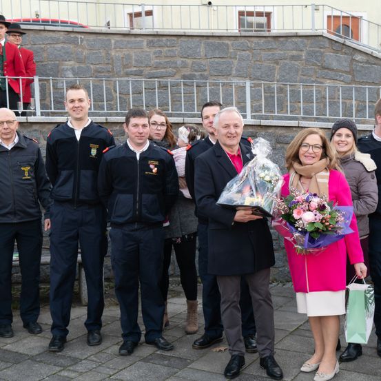 Bild enthält, Flower, Flower Arrangement, Flower Bouquet, Coat, Jacket, Adult, Male, Man, Person, Woman