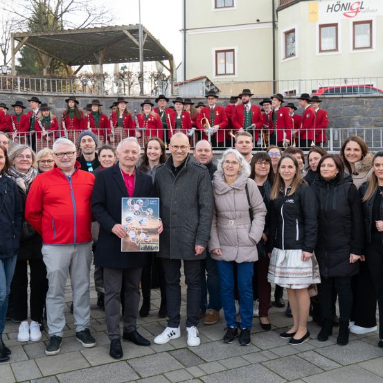 Bild enthält, People, Person, Groupshot, Pants, Coat, Jacket, Jeans, College, Adult, Man