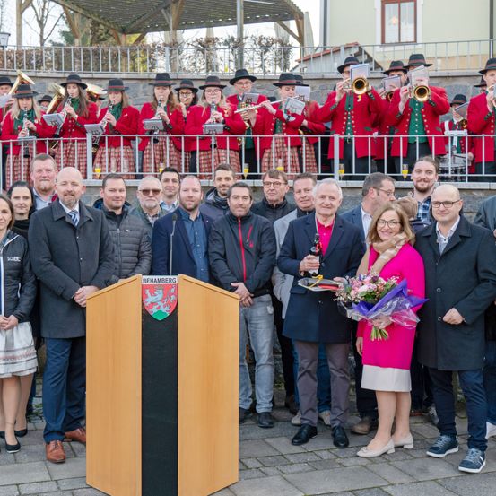 Bild enthält, Crowd, Person, People, Coat, Jacket, Jeans, Adult, Male, Man, Woman