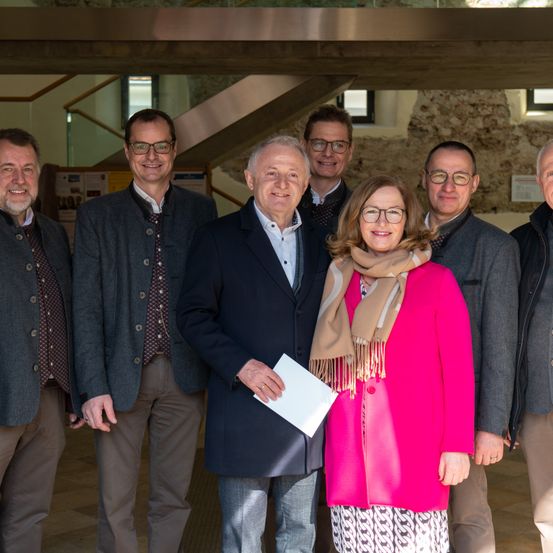 Bild enthält, Coat, Jacket, People, Person, Adult, Female, Woman, Blazer, Pants, Man