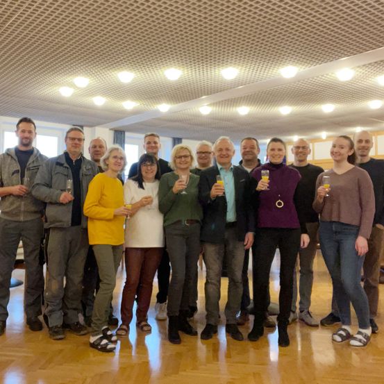 Bild enthält, People, Person, Pants, Floor, Flooring, Groupshot, Wood, Jeans, Adult, Woman