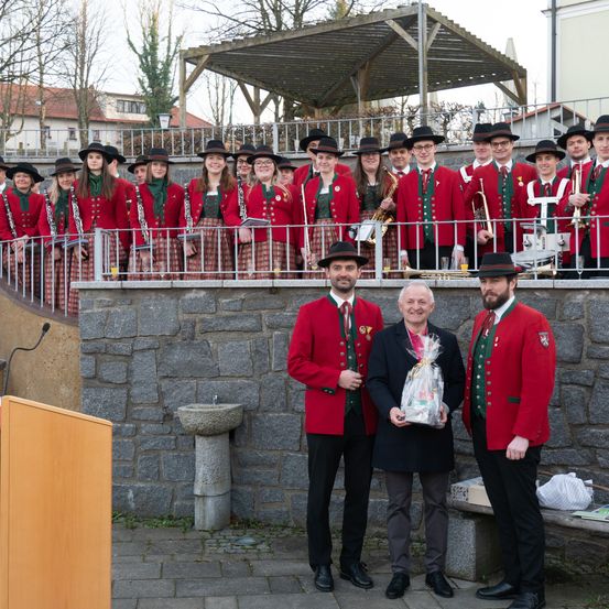 Bild enthält, People, Person, Adult, Male, Man, Lion, Graduation, Coat, Crowd, Formal Wear