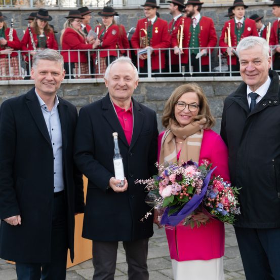 Bild enthält, Flower, Flower Arrangement, Flower Bouquet, Suit, Adult, Male, Man, Person, Bride, Woman