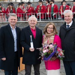 Bild enthält, Flower, Flower Arrangement, Flower Bouquet, Suit, Adult, Male, Man, Person, Bride, Woman