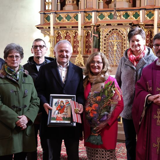 Bild enthält, Adult, Female, Person, Woman, Male, Man, Coat, People, Face, Priest