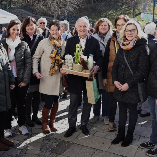 Bild enthält, Coat, Jacket, Jeans, Adult, Female, Person, Woman, Bride, People, Teen