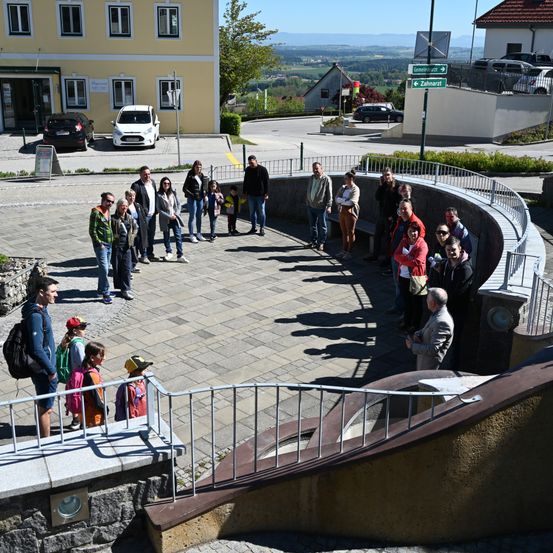 Bild enthält, Handrail, Path, Walkway, Sidewalk, Road, Person, Jeans, Coat, Car, Lion