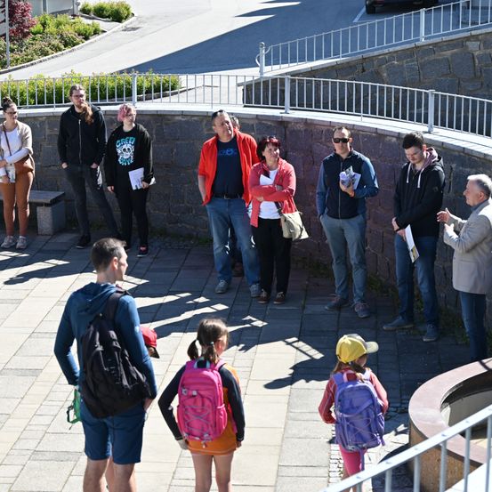 Bild enthält, Shorts, Person, Walking, Pants, Child, Female, Girl, Jeans, Walkway, Handrail