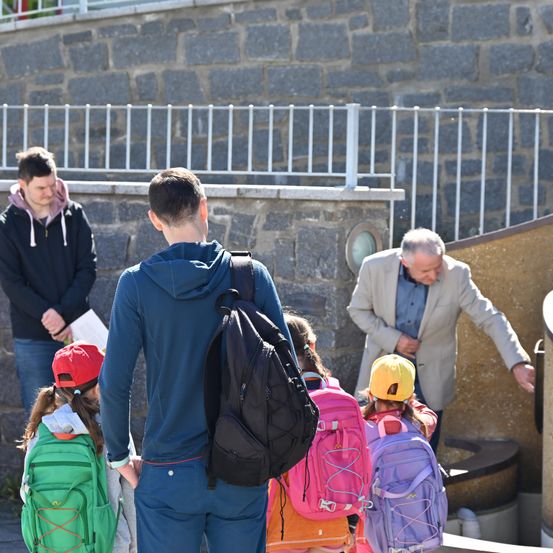 Bild enthält, Adult, Male, Man, Person, Helmet, Hat, Female, Woman, Bag, Jacket