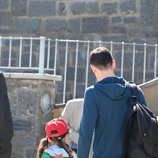 Bild enthält, Handrail, Cap, Hat, Baseball Cap, Adult, Male, Man, Person, Child, Girl