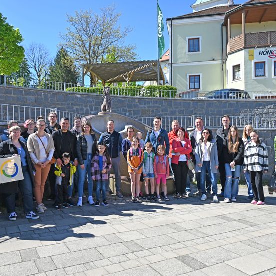 Bild enthält, Clothing, Pants, Building, College, People, Person, Jeans, Coat, Shoe, Jacket