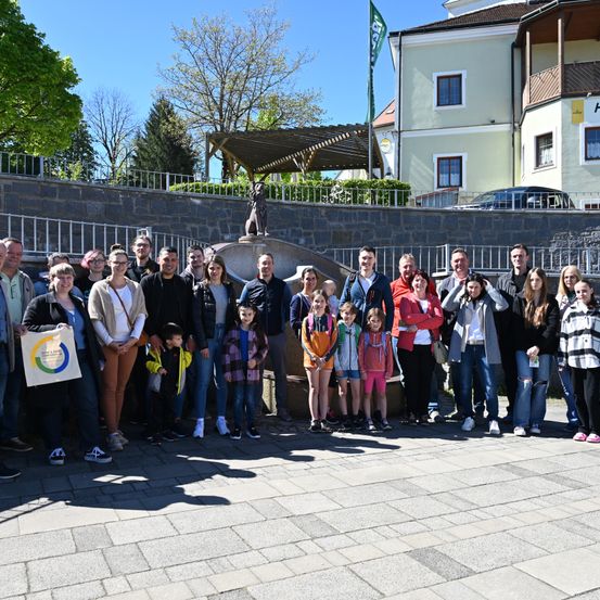 Bild enthält, Clothing, Pants, Path, Walkway, College, People, Person, Jeans, Coat, Shoe