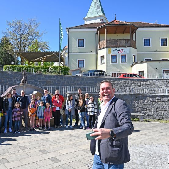 Bild enthält, Adult, Male, Man, Person, Coat, Jeans, Pants, People, Spire, Neighborhood