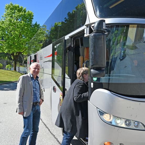Bild enthält, Jeans, Coat, Adult, Male, Man, Person, Boarding, Shoe, Bus, Face